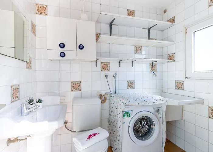 Hotel Basic Comfort Poeta Marquina 2º 2027 *